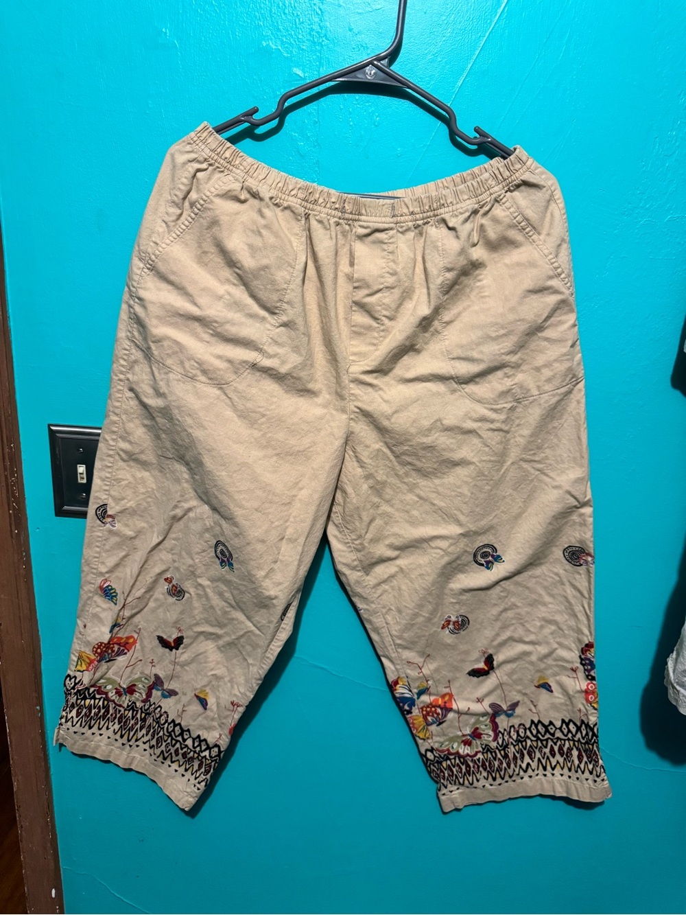 White Stag Beige Embroidered Capri Pants